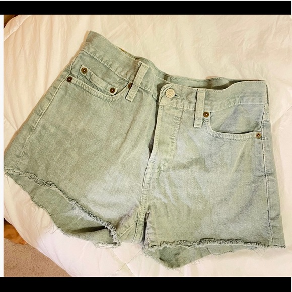 Levi’s green cut offs - Picture 3 of 3